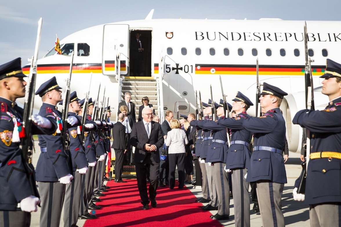 Federal President Steinmeier is welcomed by a guard of honour upon his arrival at Prague airport (stock photo)